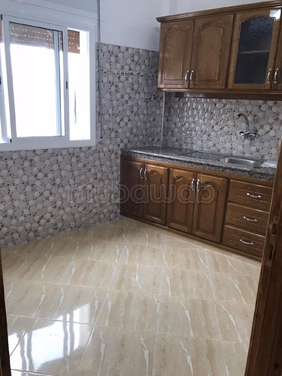 منزل رائع للبيع ب مسنانة. المساحة الإجمالية 165 م². زجاج مزدوج وباب قوي