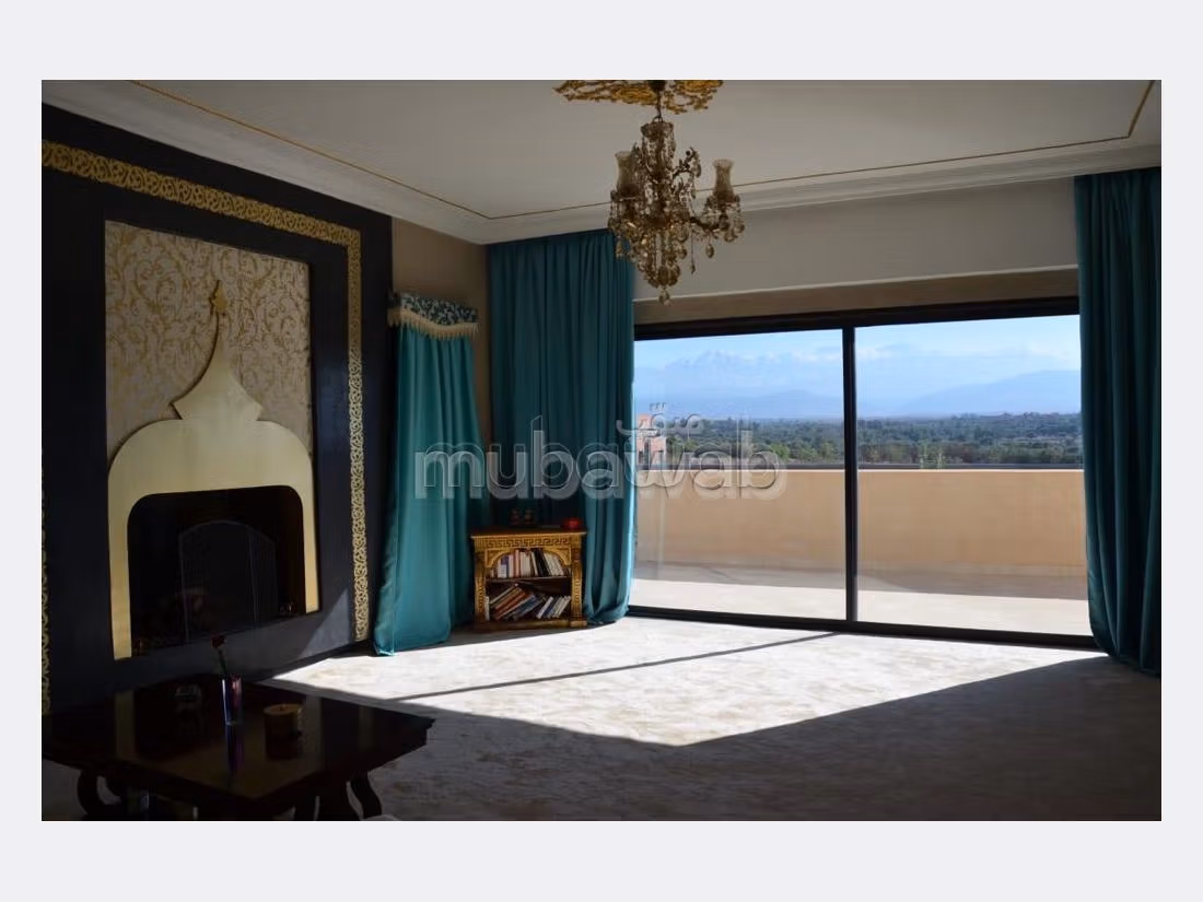 فيلا فخمة للبيع بطريق اوريكا. المساحة الإجمالية 10233 م². مفروشة