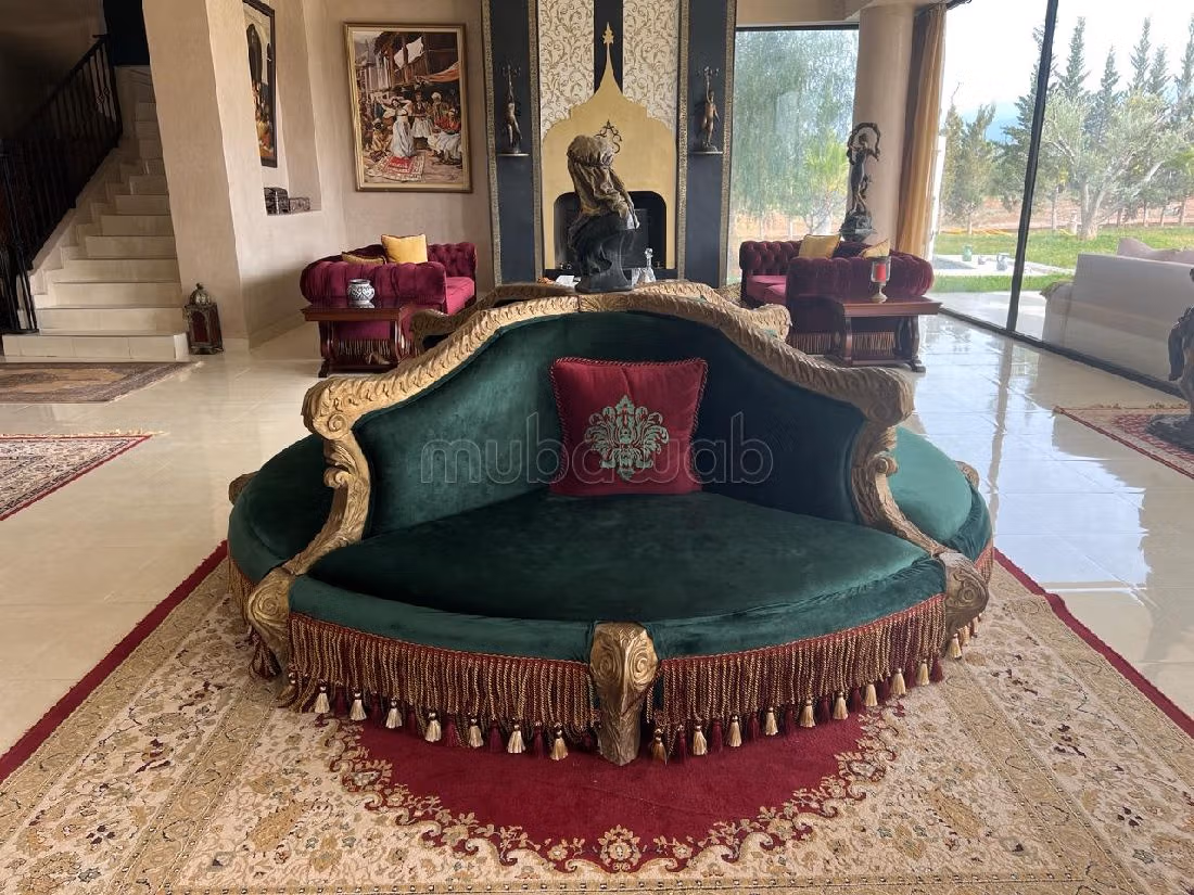 فيلا فخمة للبيع بطريق اوريكا. المساحة الإجمالية 10233 م². مفروشة