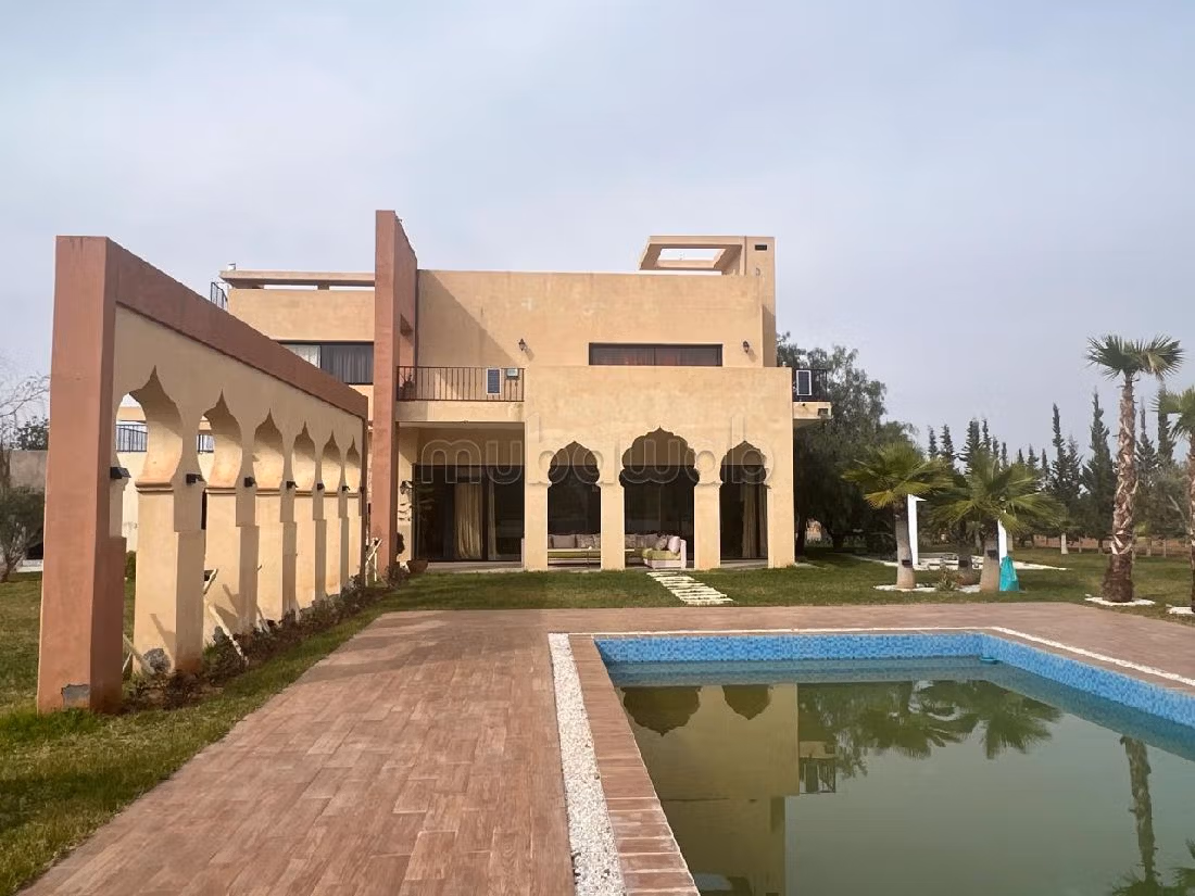 فيلا فخمة للبيع بطريق اوريكا. المساحة الإجمالية 10233 م². مفروشة