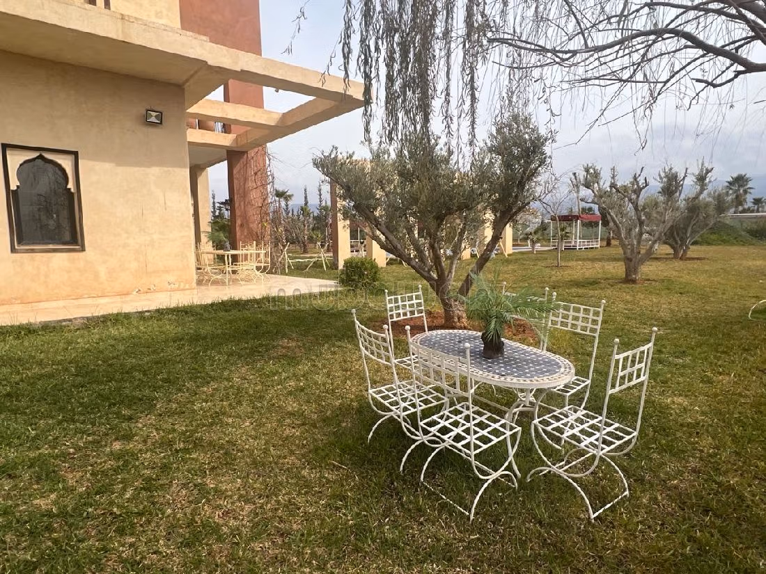 فيلا فخمة للبيع بطريق اوريكا. المساحة الإجمالية 10233 م². مفروشة