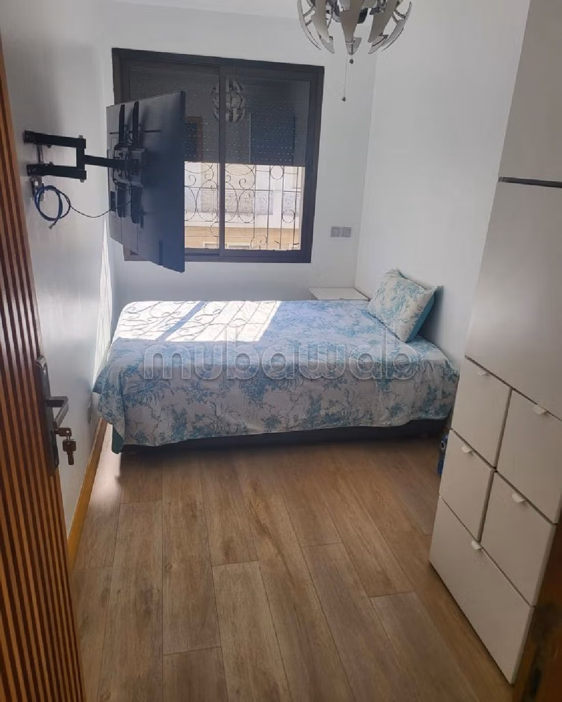 شقة رائعة للبيع براسين. 5 قطع مريحة. باب قوي ومتين وجهاز التدفئة المركزية. 