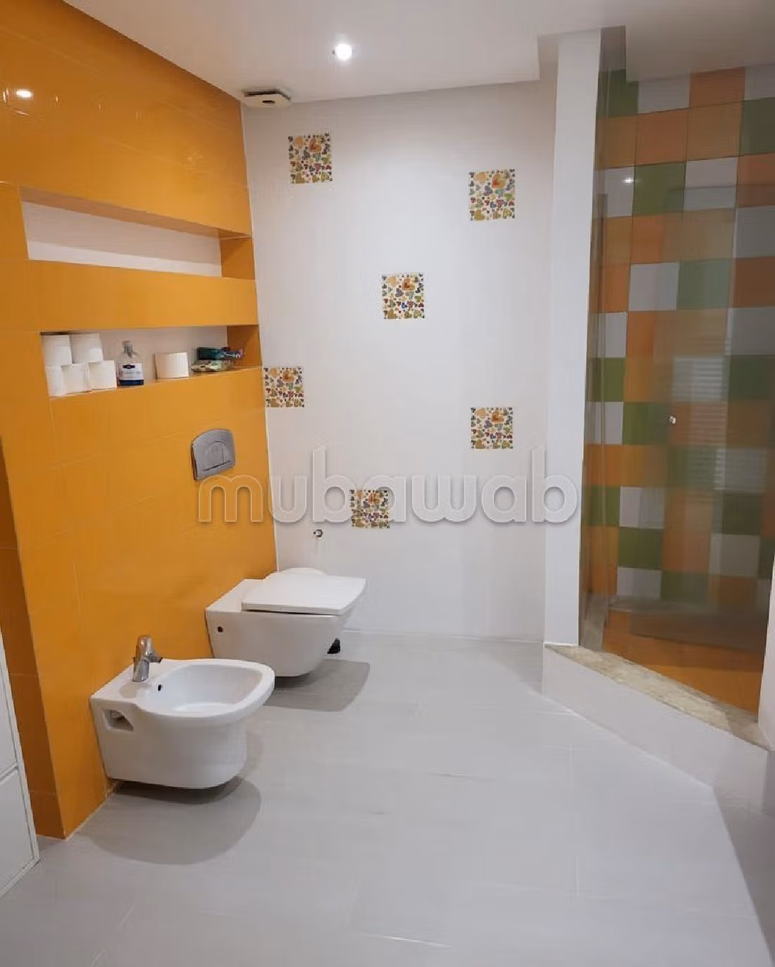 شقة رائعة للبيع براسين. 5 قطع مريحة. باب قوي ومتين وجهاز التدفئة المركزية. 