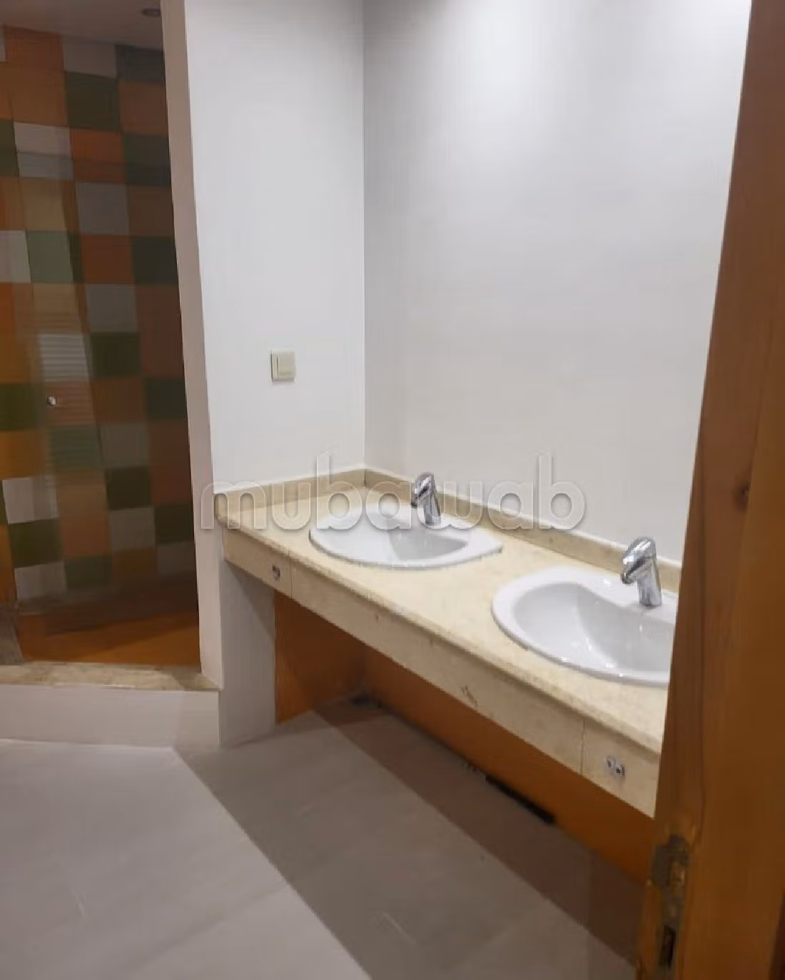 شقة رائعة للبيع براسين. 5 قطع مريحة. باب قوي ومتين وجهاز التدفئة المركزية. 