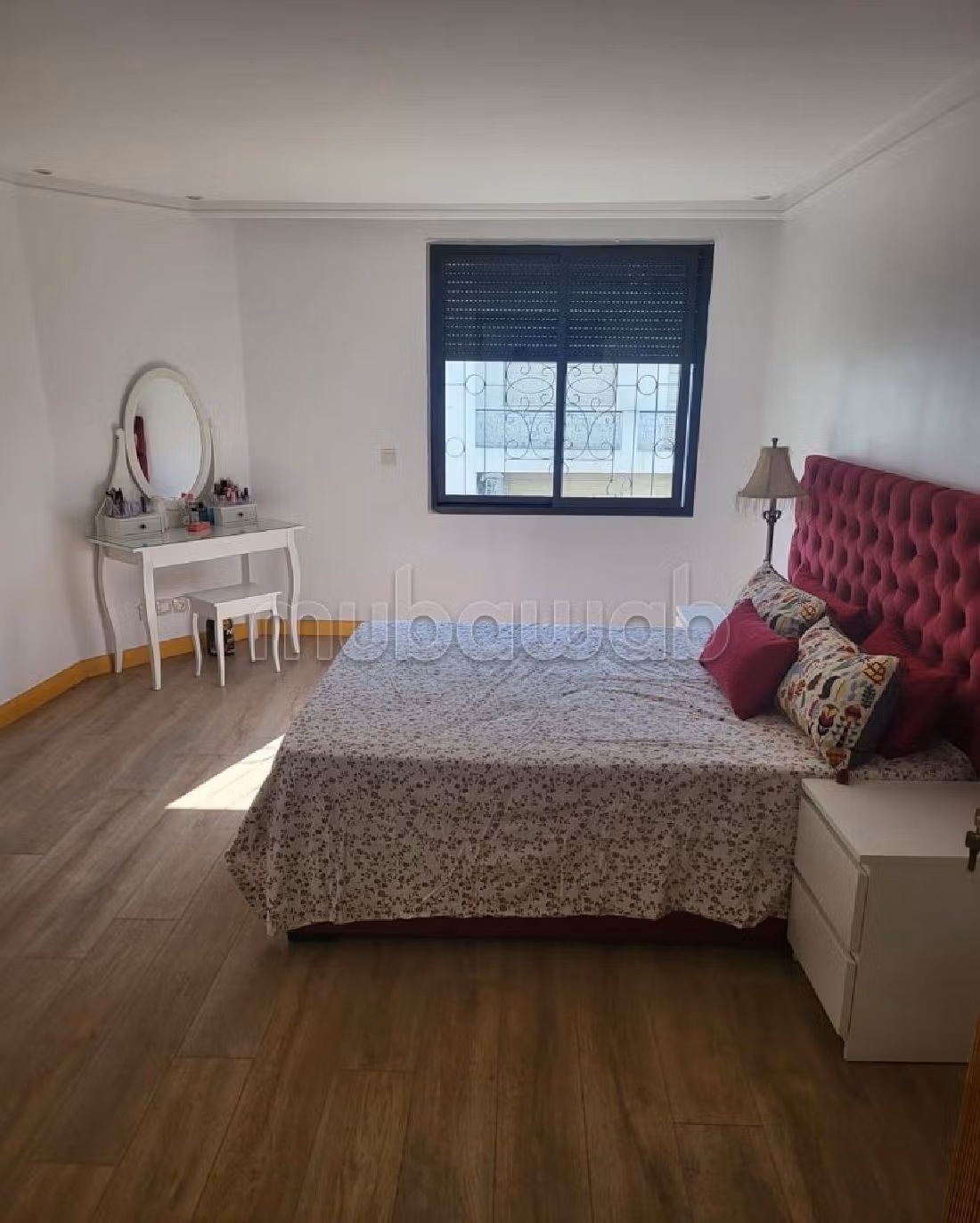 شقة رائعة للبيع براسين. 5 قطع مريحة. باب قوي ومتين وجهاز التدفئة المركزية. 