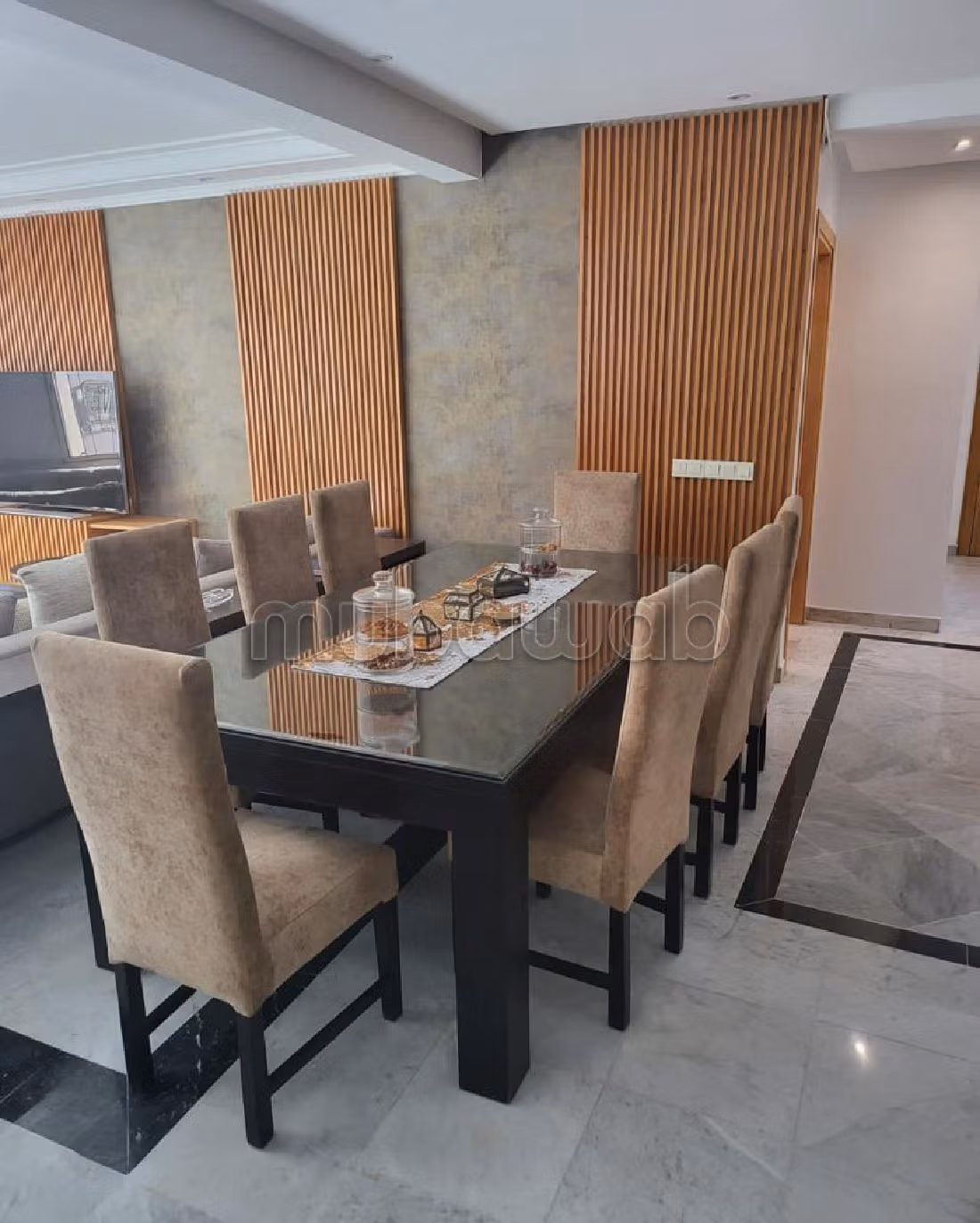 شقة رائعة للبيع براسين. 5 قطع مريحة. باب قوي ومتين وجهاز التدفئة المركزية. 