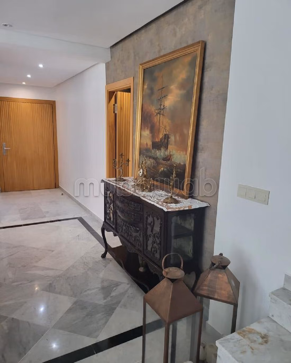 شقة رائعة للبيع براسين. 5 قطع مريحة. باب قوي ومتين وجهاز التدفئة المركزية. 