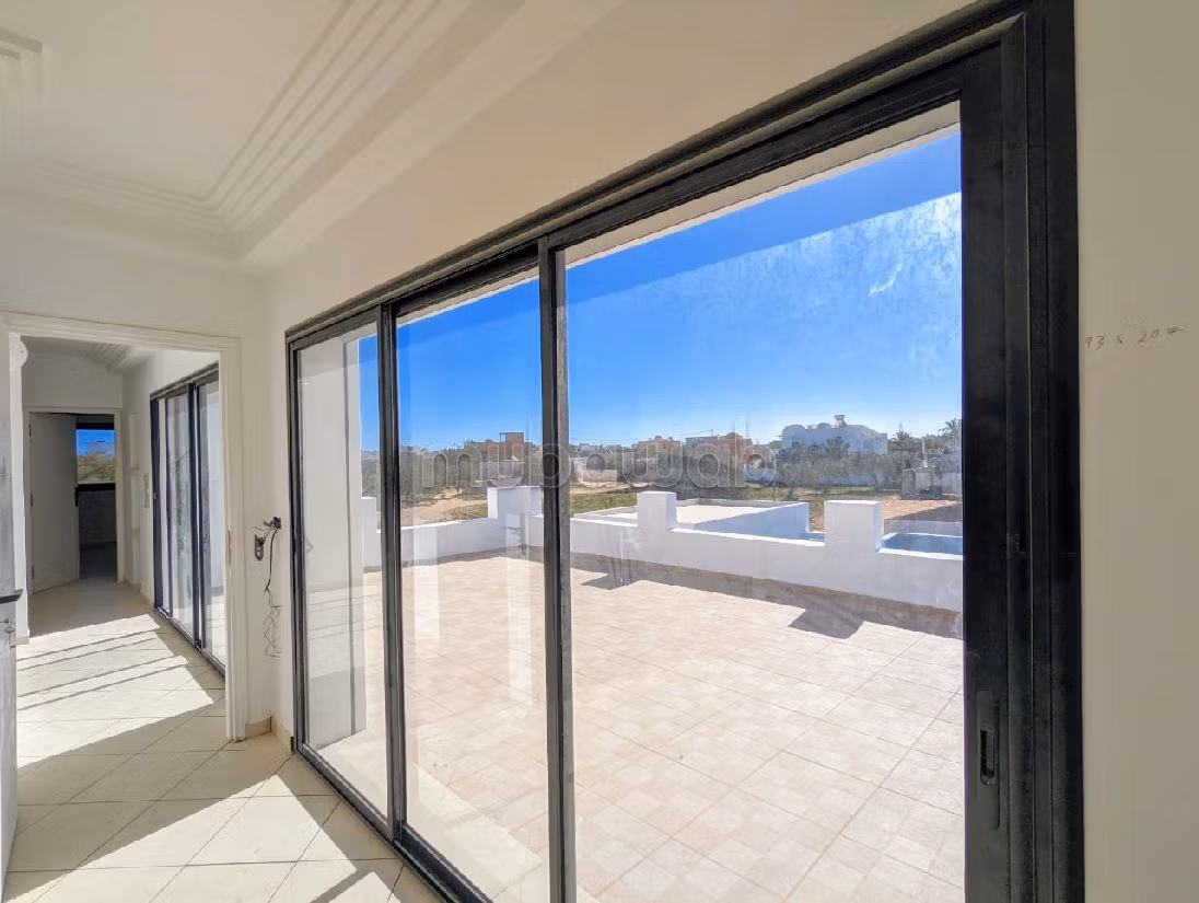 Maestosa residenza di lusso in vendita a Djerba. Superficie di 205 m². Piscina e aria condizionata. 