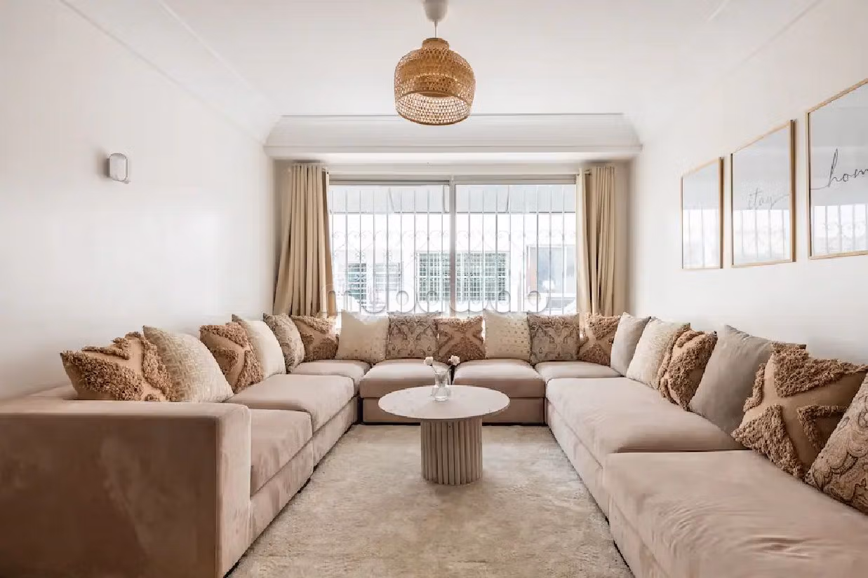 شقة رائعة للإيجار بحي المستشفيات. المساحة الإجمالية 100 م². الراحة مع مكيف الهواء و مدفأة