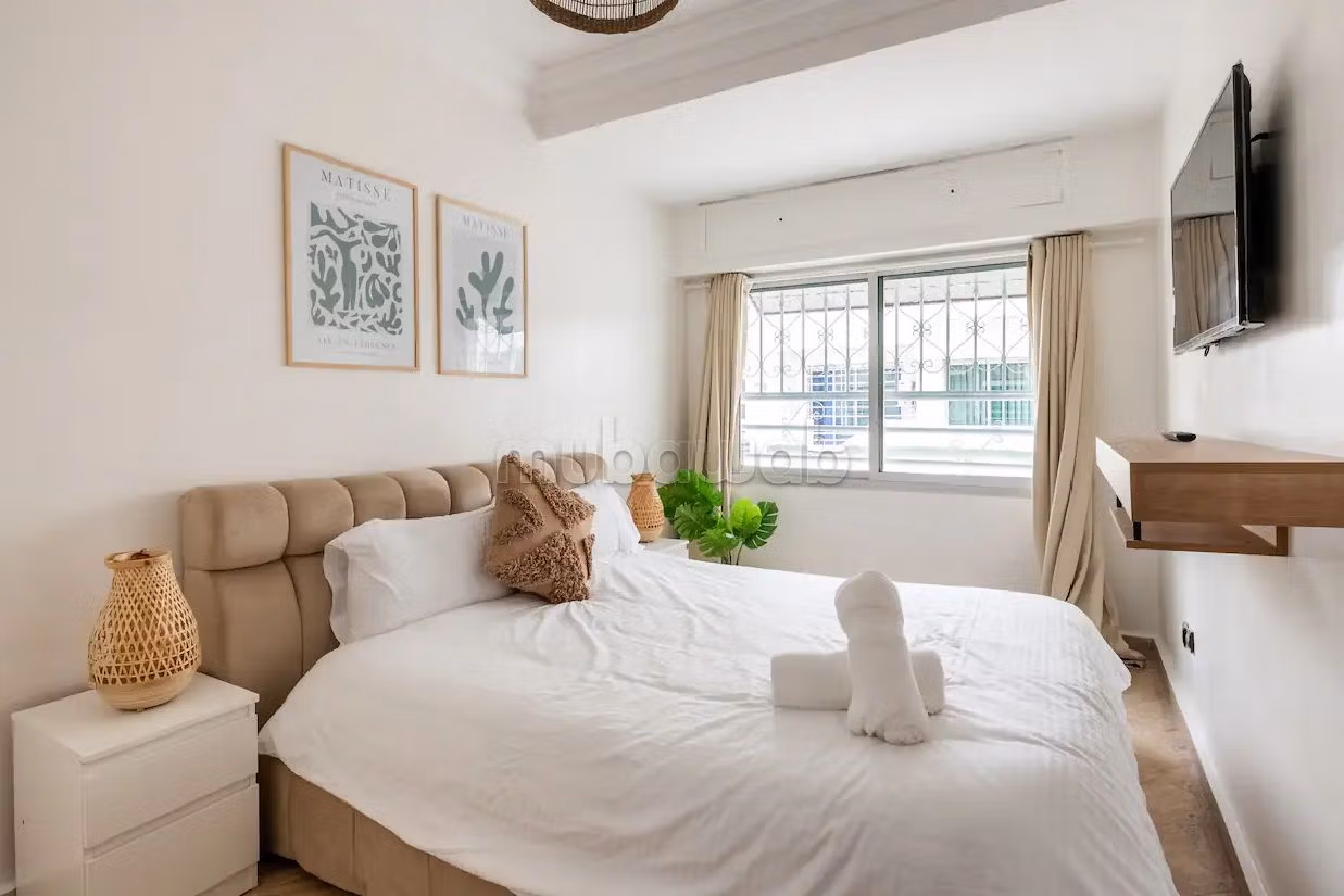 شقة رائعة للإيجار بحي المستشفيات. المساحة الإجمالية 100 م². الراحة مع مكيف الهواء و مدفأة