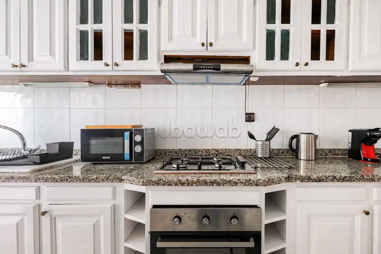 شقة رائعة للإيجار بحي المستشفيات. المساحة الإجمالية 100 م². الراحة مع مكيف الهواء و مدفأة