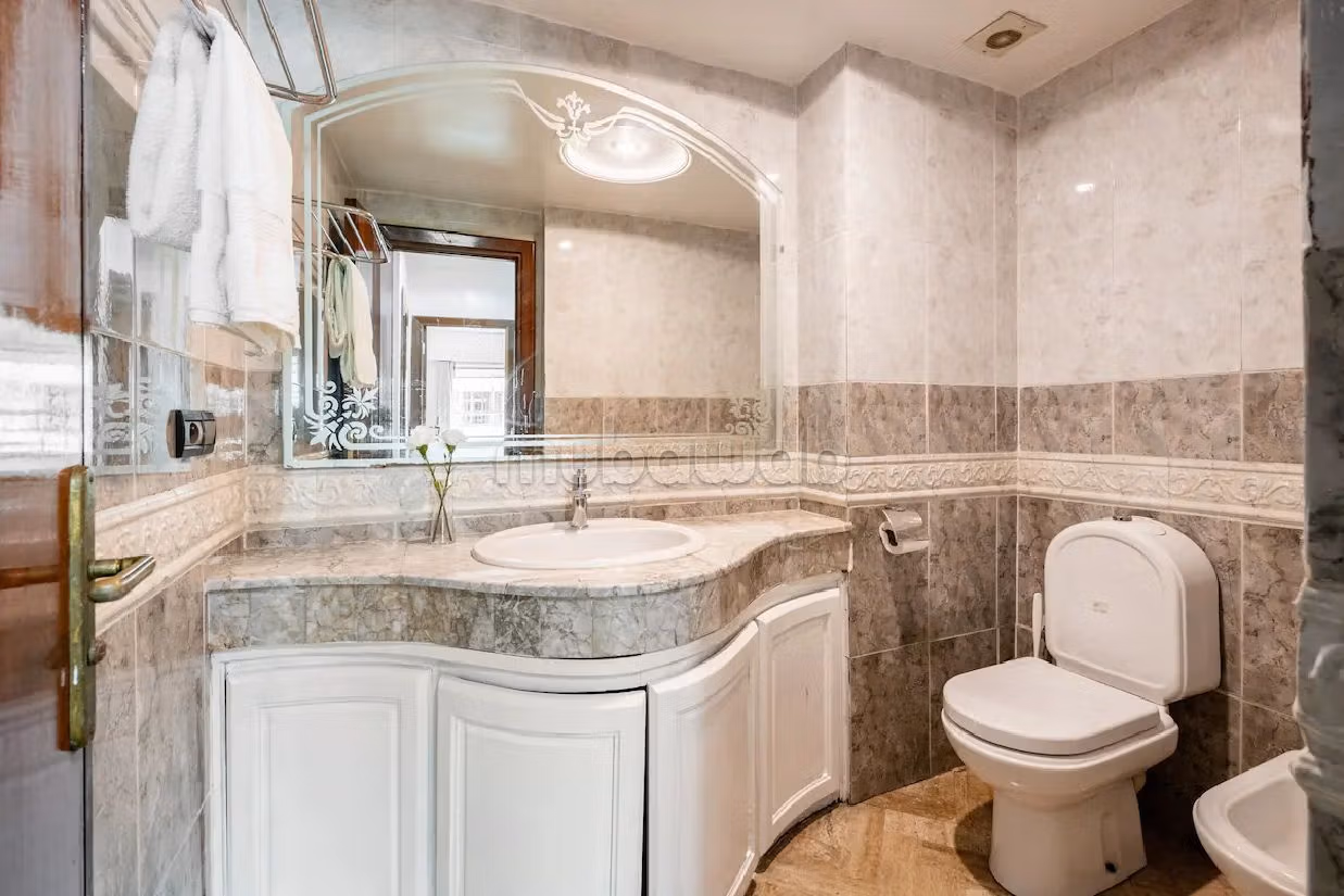 شقة رائعة للإيجار بحي المستشفيات. المساحة الإجمالية 100 م². الراحة مع مكيف الهواء و مدفأة