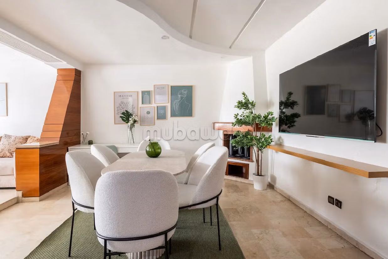 شقة رائعة للإيجار بحي المستشفيات. المساحة الإجمالية 100 م². الراحة مع مكيف الهواء و مدفأة