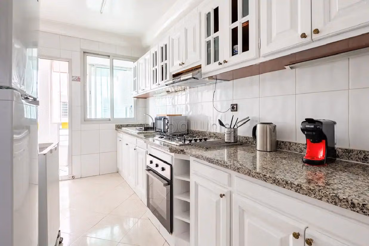 شقة رائعة للإيجار بحي المستشفيات. المساحة الإجمالية 100 م². الراحة مع مكيف الهواء و مدفأة