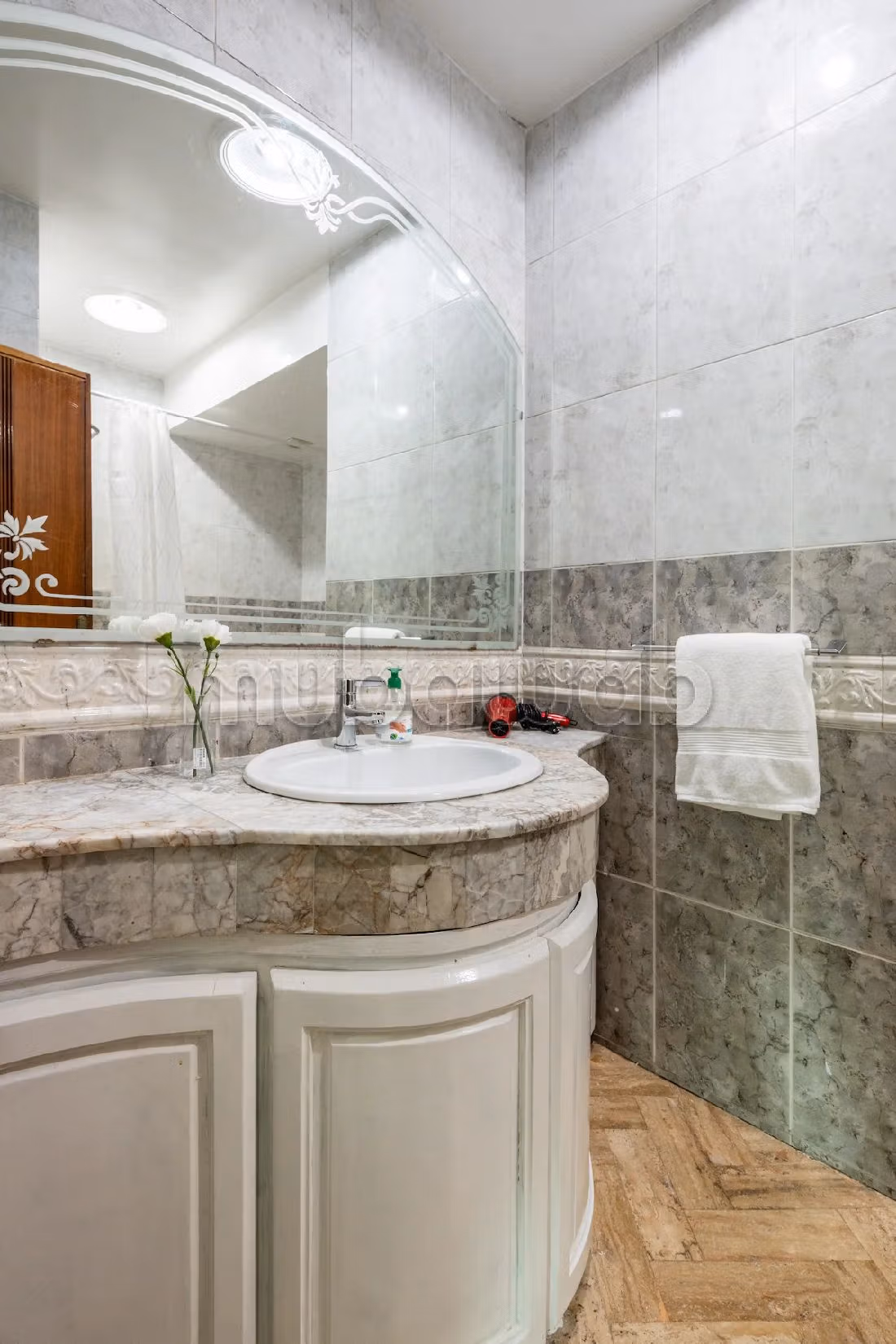 شقة رائعة للإيجار بحي المستشفيات. المساحة الإجمالية 100 م². الراحة مع مكيف الهواء و مدفأة