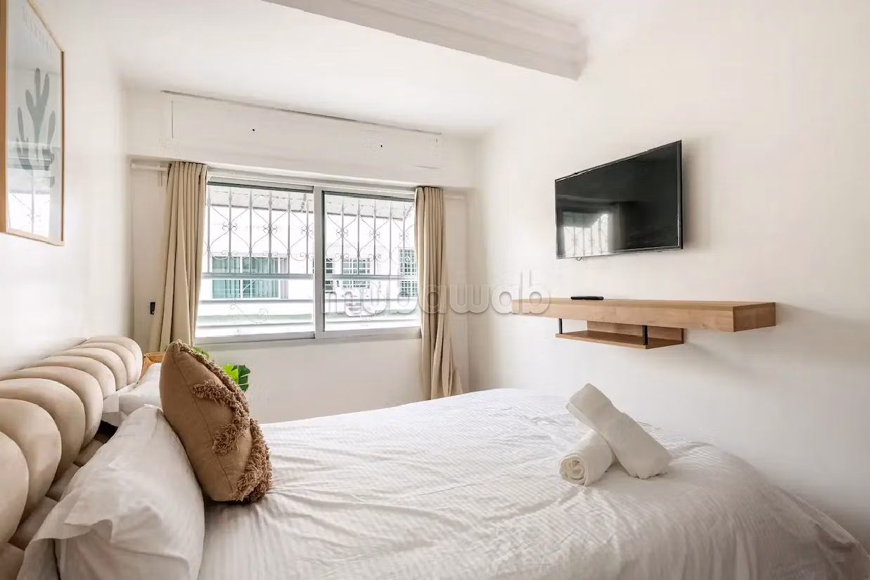 شقة رائعة للإيجار بحي المستشفيات. المساحة الإجمالية 100 م². الراحة مع مكيف الهواء و مدفأة