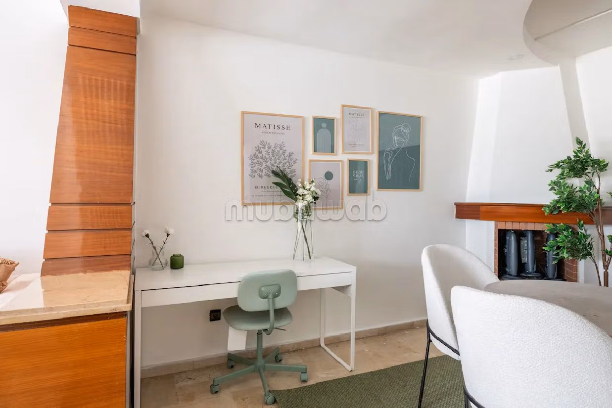 شقة رائعة للإيجار بحي المستشفيات. المساحة الإجمالية 100 م². الراحة مع مكيف الهواء و مدفأة