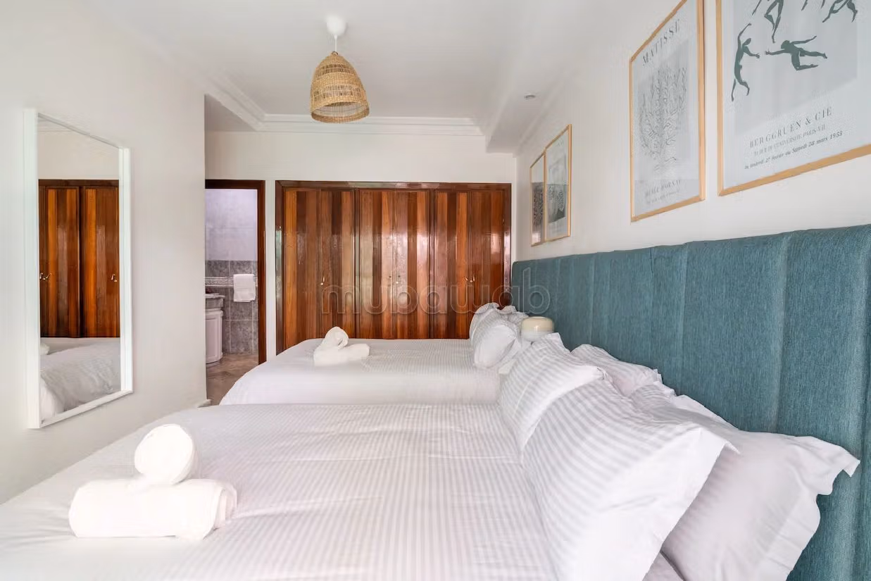 شقة رائعة للإيجار بحي المستشفيات. المساحة الإجمالية 100 م². الراحة مع مكيف الهواء و مدفأة