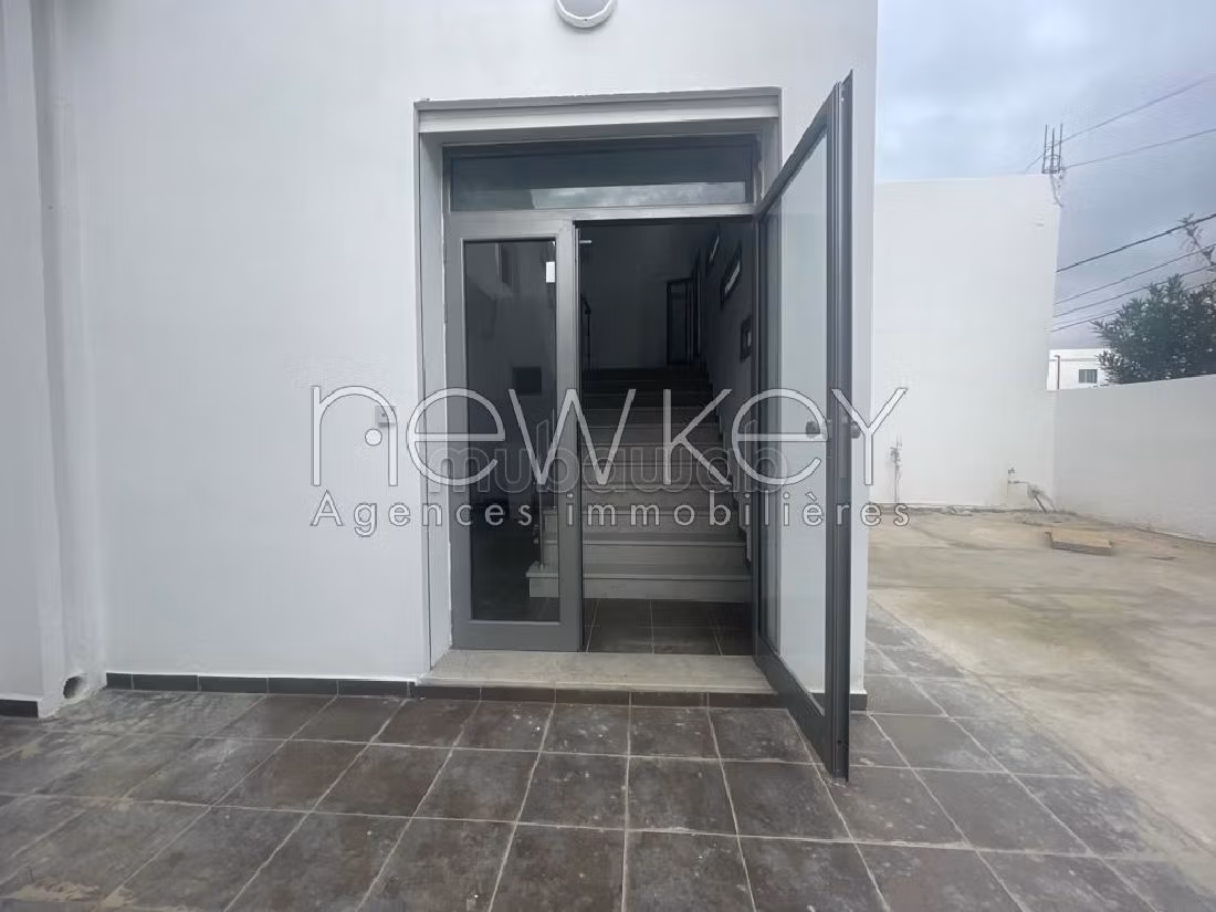 Offices for rent in Le Kram. Small area 515 m²