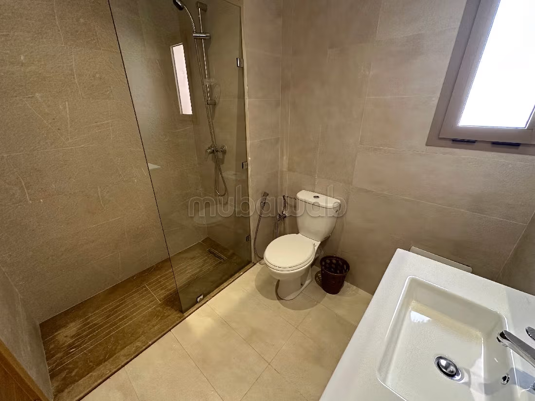 شقة رائعة للايجار بأكدال. المساحة الإجمالية 97 م². مفروشة.