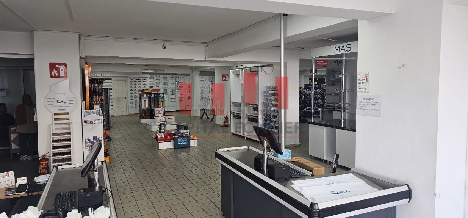 Excellent emplacement Atelier showroom bureaux de 540 m de surface en plein Boulevard quartier roche noire a la location