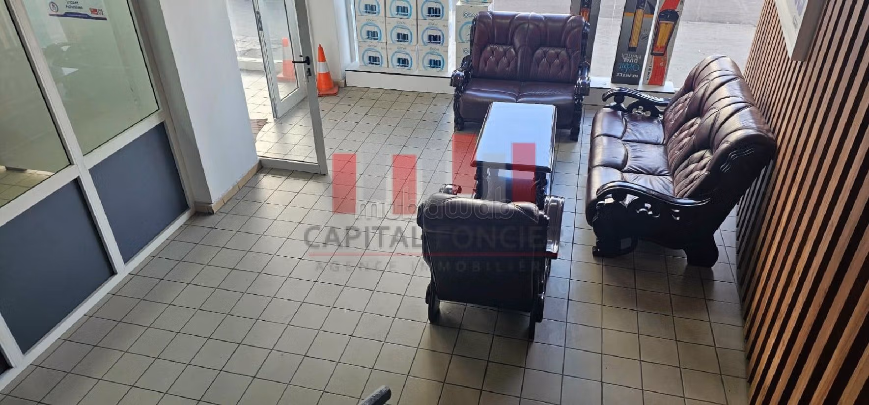 Excellent emplacement Atelier showroom bureaux de 540 m de surface en plein Boulevard quartier roche noire a la location