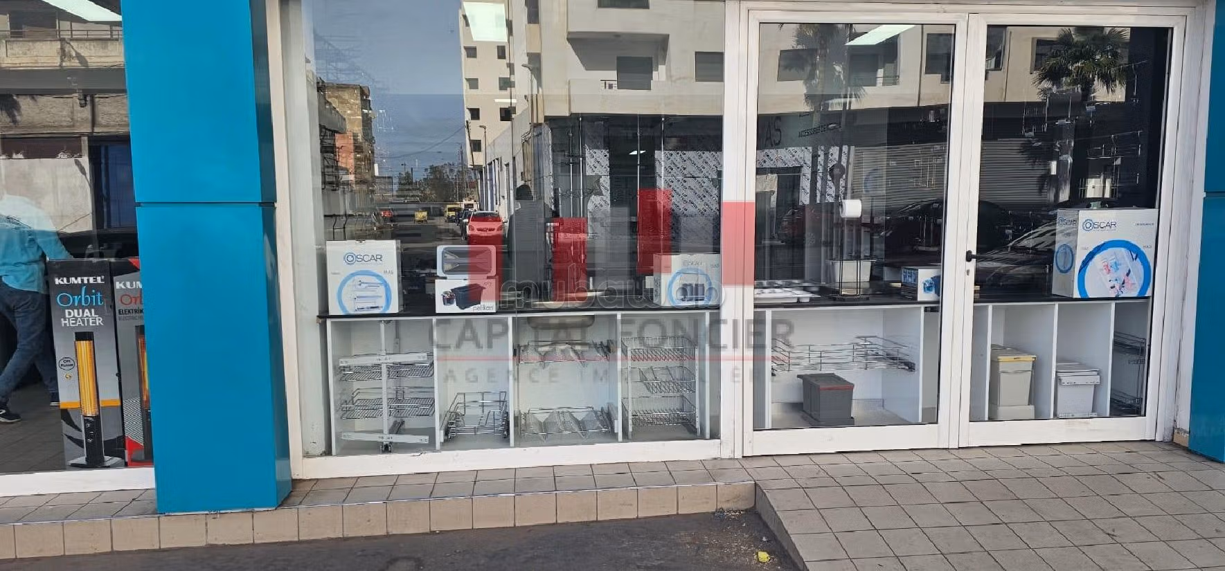 Excellent emplacement Atelier showroom bureaux de 540 m de surface en plein Boulevard quartier roche noire a la location