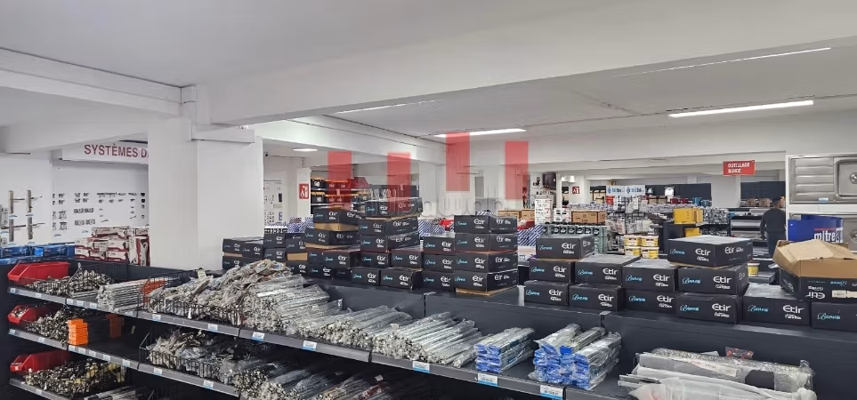 Excellent emplacement Atelier showroom bureaux de 540 m de surface en plein Boulevard quartier roche noire a la location