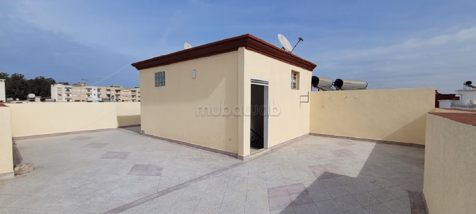 Villa's en luxe woningen kopen in Bir Rami Est. 12 Ruimtes. Garage en mooi terras. 