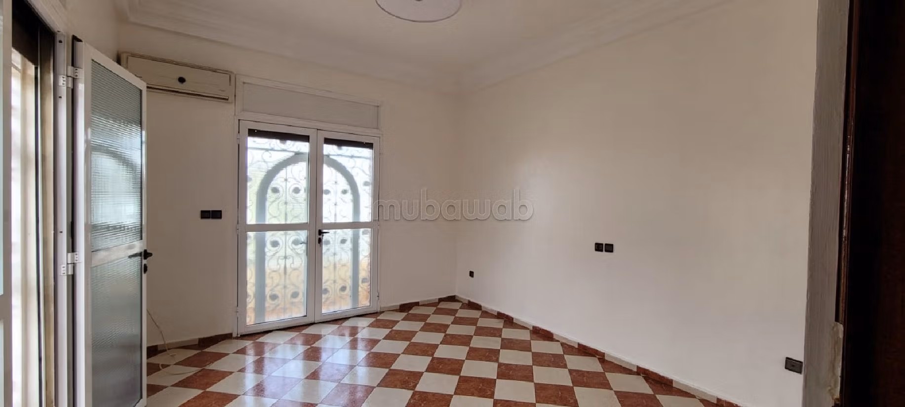 Villa's en luxe woningen kopen in Bir Rami Est. 12 Ruimtes. Garage en mooi terras. 