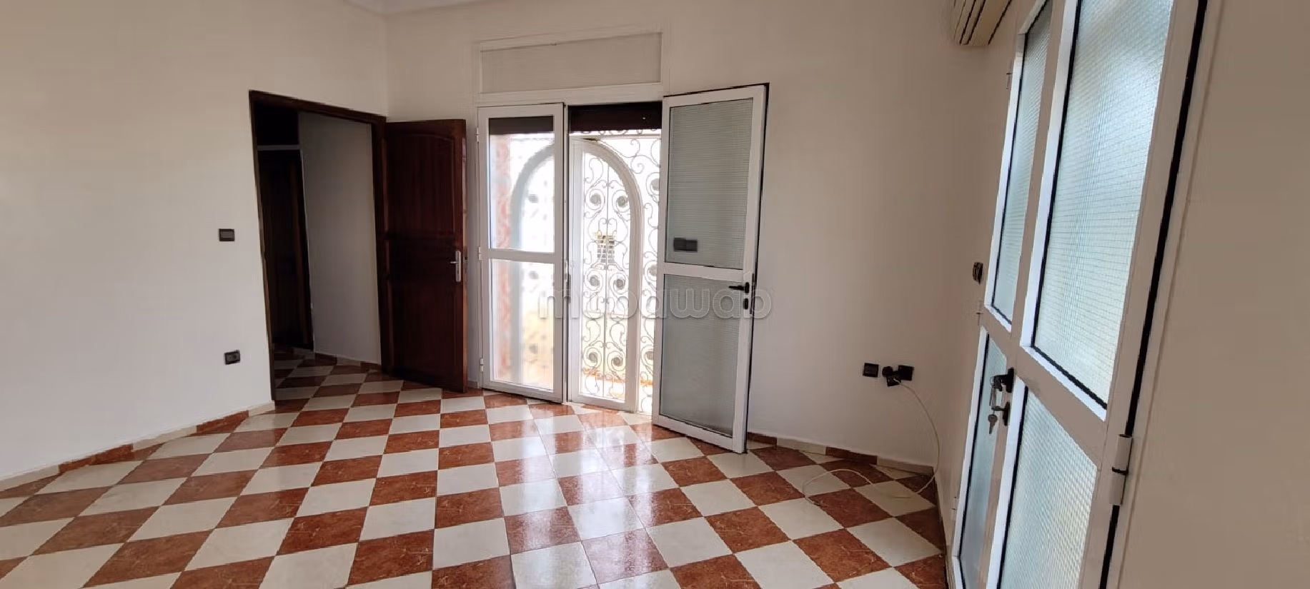 Villa's en luxe woningen kopen in Bir Rami Est. 12 Ruimtes. Garage en mooi terras. 