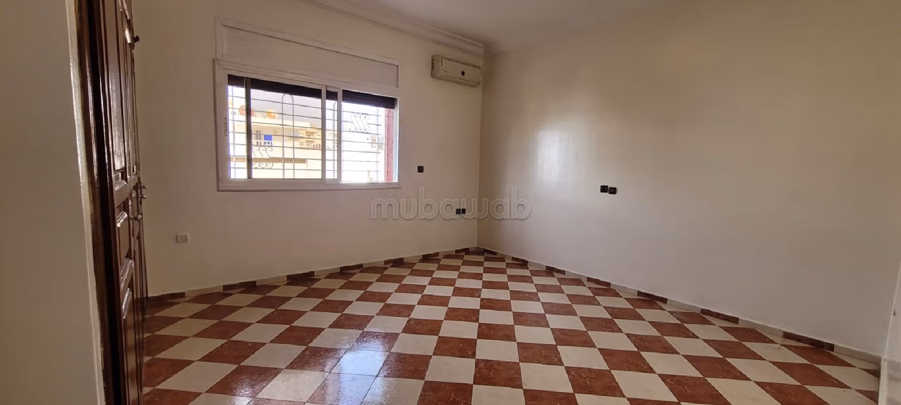 Villa's en luxe woningen kopen in Bir Rami Est. 12 Ruimtes. Garage en mooi terras. 
