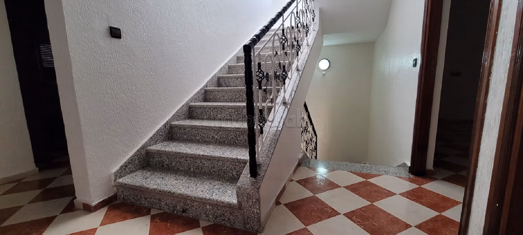 Villa's en luxe woningen kopen in Bir Rami Est. 12 Ruimtes. Garage en mooi terras. 