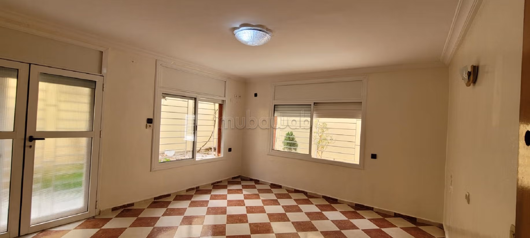 Villa's en luxe woningen kopen in Bir Rami Est. 12 Ruimtes. Garage en mooi terras. 