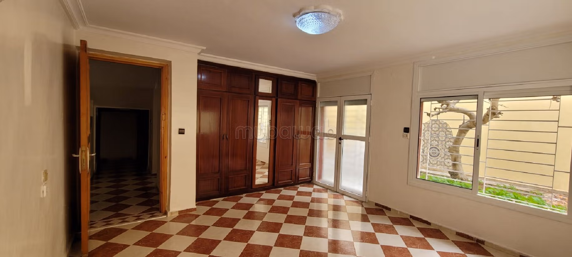 Villa's en luxe woningen kopen in Bir Rami Est. 12 Ruimtes. Garage en mooi terras. 
