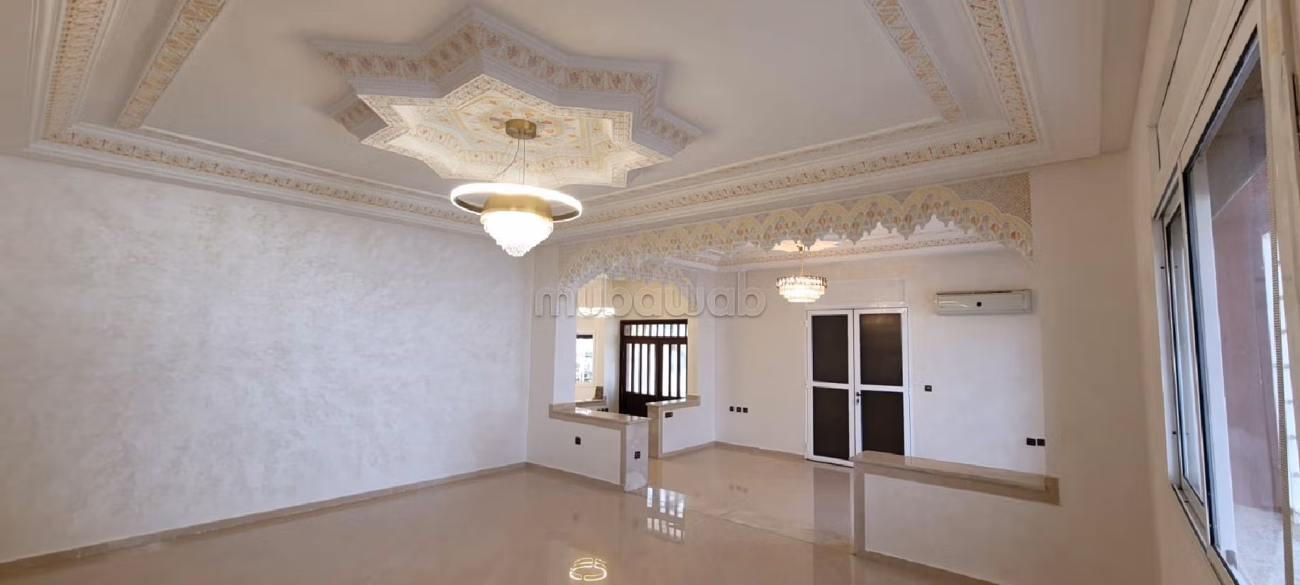 Villa's en luxe woningen kopen in Bir Rami Est. 12 Ruimtes. Garage en mooi terras. 