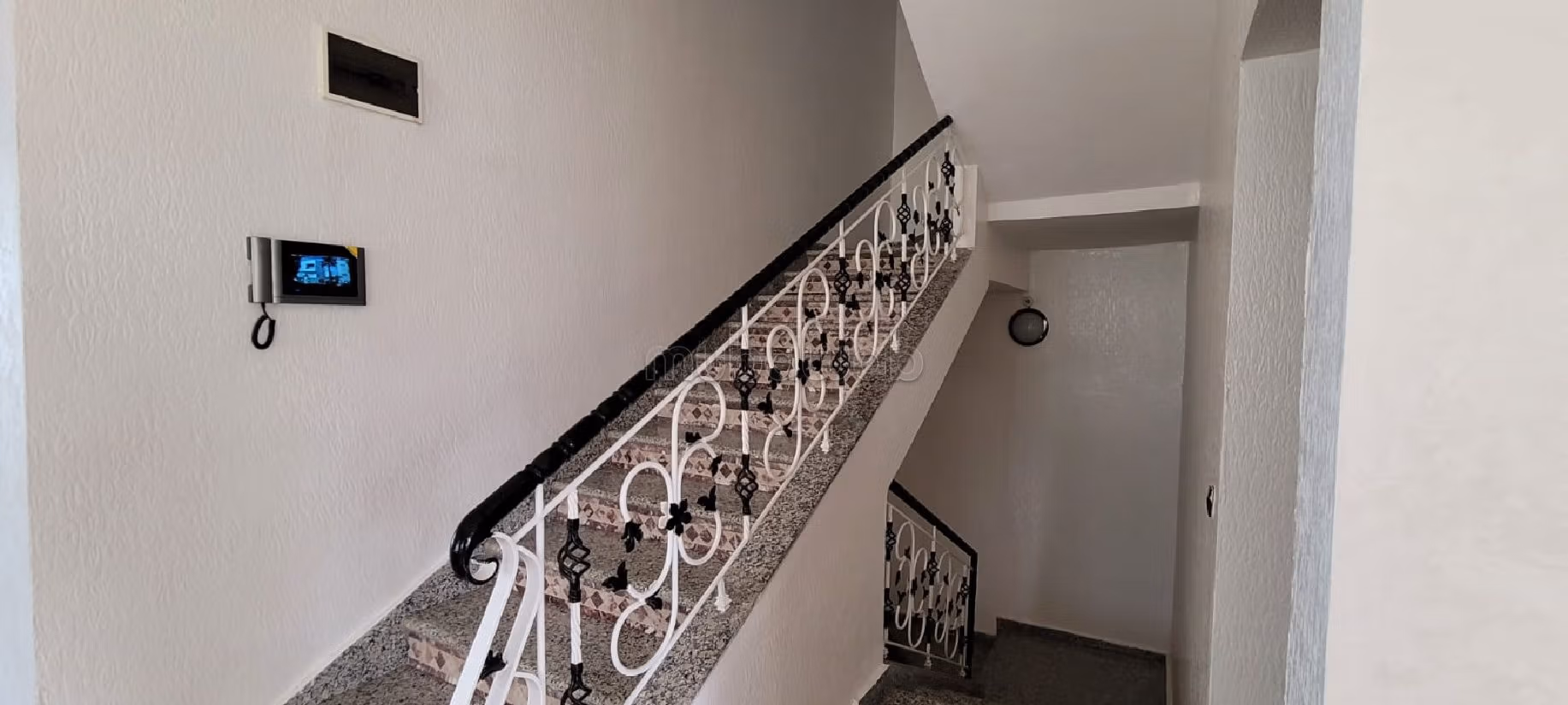 Villa's en luxe woningen kopen in Bir Rami Est. 12 Ruimtes. Garage en mooi terras. 