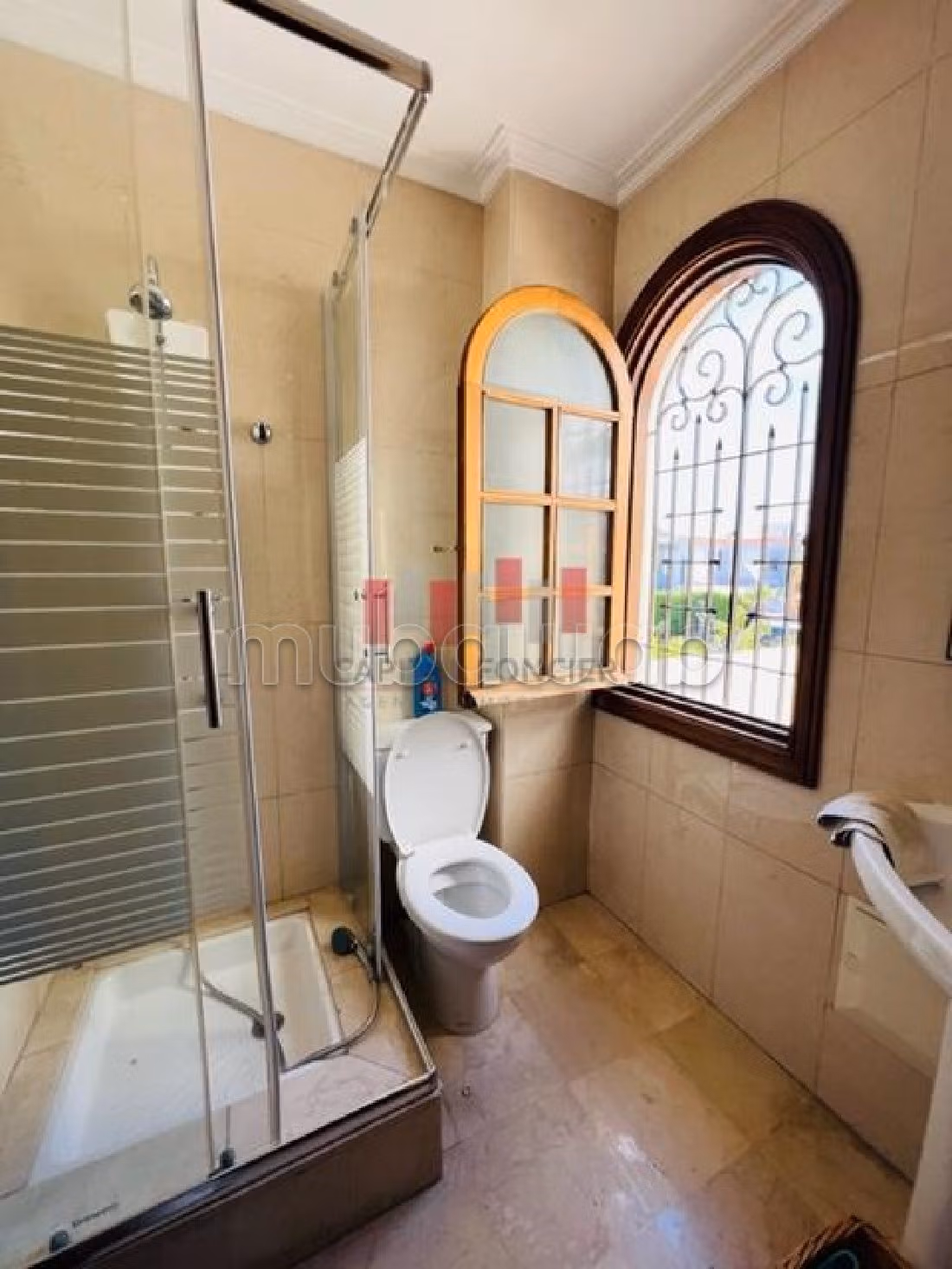 منزل فاخر للإيجار بأنفا. 5 غرف جميلة. المدفأة وحارس الإقامة