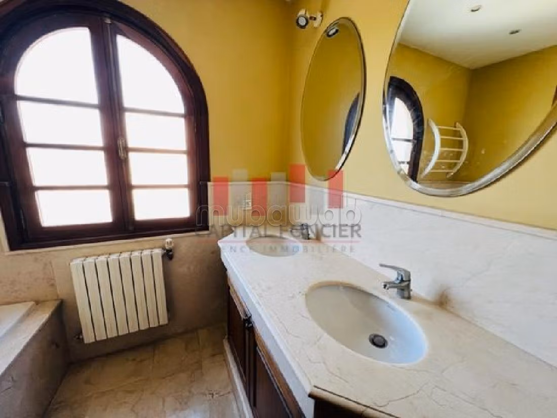 منزل فاخر للإيجار بأنفا. 5 غرف جميلة. المدفأة وحارس الإقامة