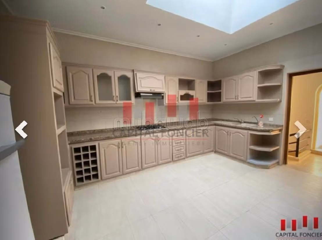 منزل فاخر للإيجار بأنفا. 5 غرف جميلة. المدفأة وحارس الإقامة