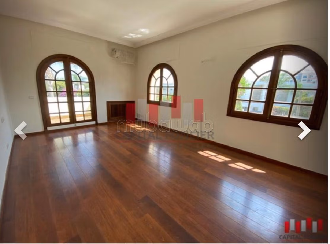 منزل فاخر للإيجار بأنفا. 5 غرف جميلة. المدفأة وحارس الإقامة