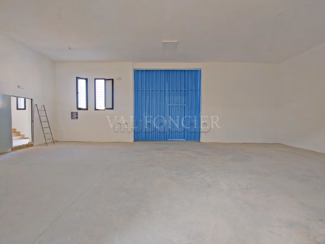 مكاتب ومحلات للإيجار ببوسكورة. المساحة الإجمالية 875 م²