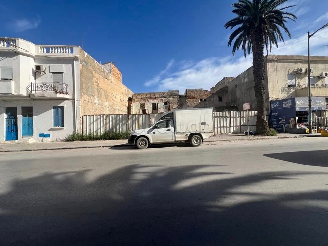 Un superbe terrain sur la route principale