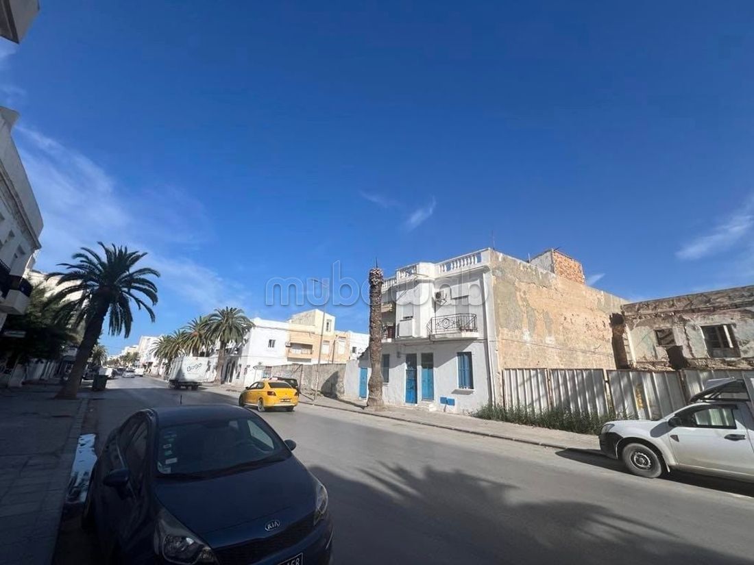 Un superbe terrain sur la route principale