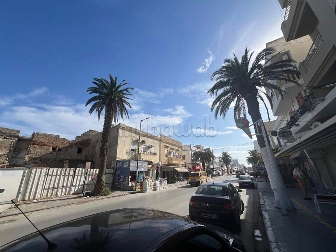 Un superbe terrain sur la route principale