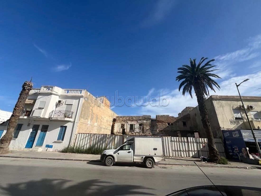 Un superbe terrain sur la route principale