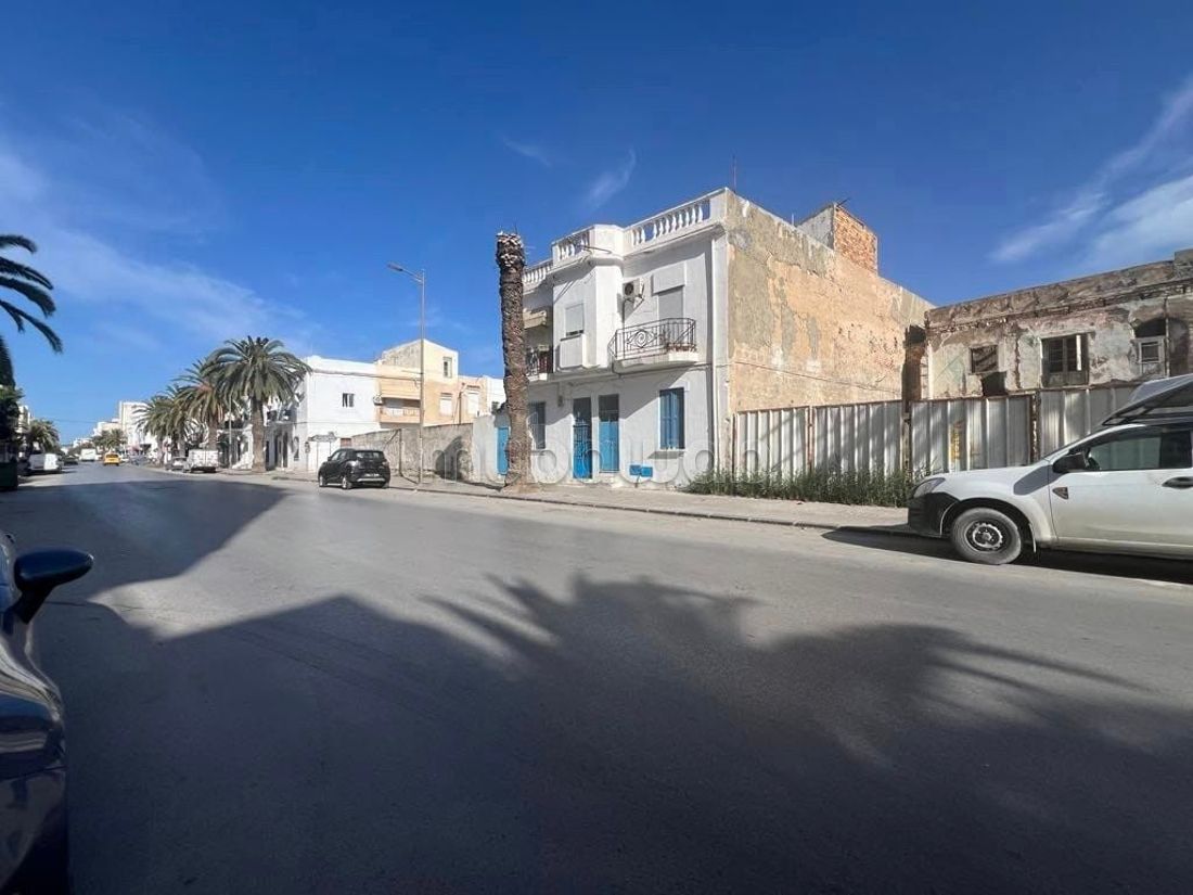 Un superbe terrain sur la route principale