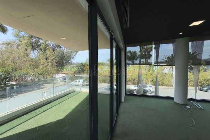 Comodo ufficio in affitto a Anfa. Superficie di 1200 m². Con ascensore e terrazzo.