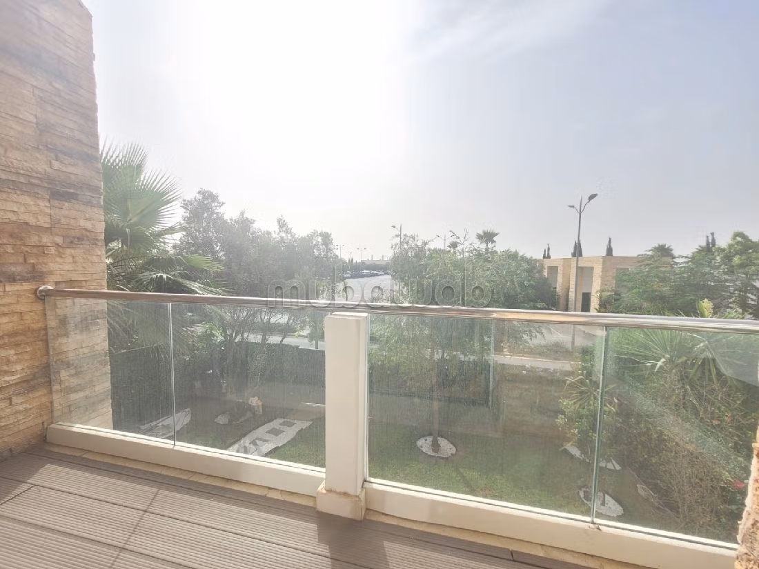 Bel appartement avec solarum vue sur le golf