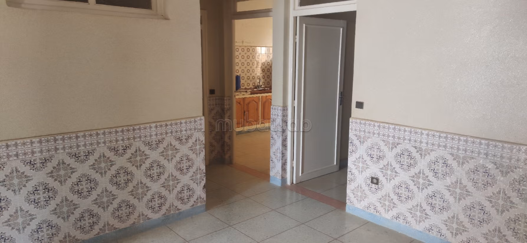 House for sale. Surface area 180 m². Equipped kitchen. 